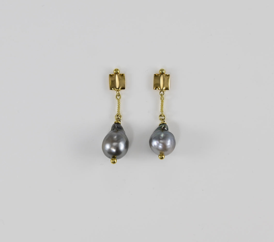 grey baroque pearl, 18k gold, 1.5